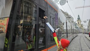 Übergabe eines Kalenders an eine Strassenbahnfahrerin