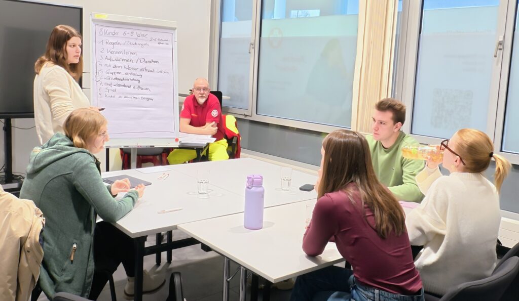 Ein Samariterbund Trainer und 5 Teilnehmer:innen bei der Arbeit. 
