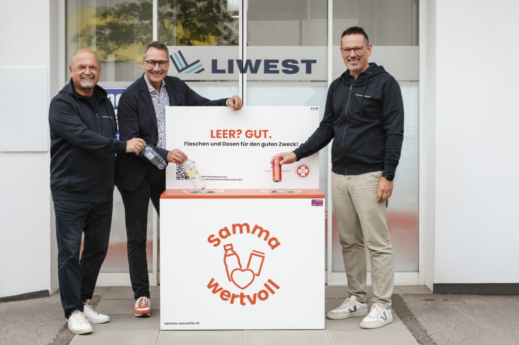 Drei Männer sammeln Flaschen und Dosen an einer Pfandbox von Samariterbund und LIWEST für einen guten Zweck.